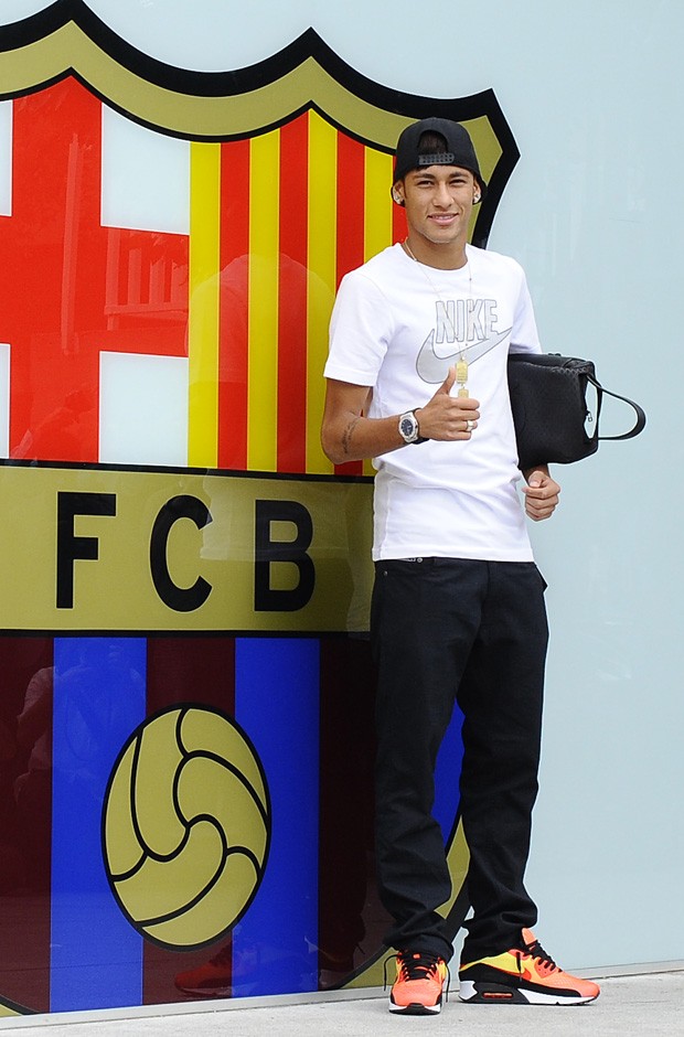 Neymar com o tênis da sua patrocinadora (Foto: Getty Images)