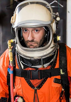 Cameron Smith vestindo seu traje espacial (Foto: Jev Olsen/Copenhagen Suborbitals/Divulgação)