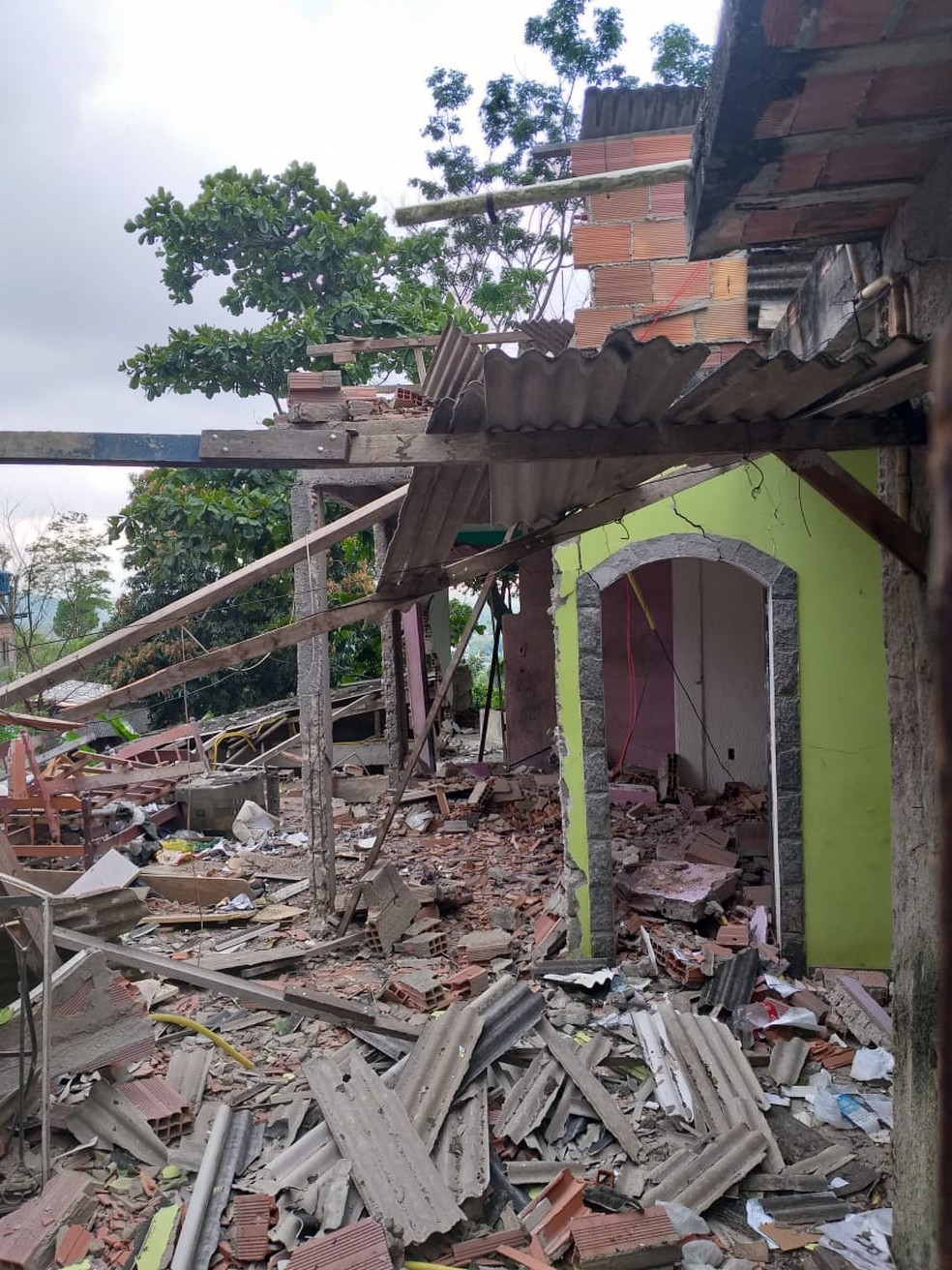 Artefato explode e deixa três pessoas de uma mesma família feridos gravemente em São Gonçalo, Região Metropolitana do Rio. — Foto: Reprodução/Redes Sociais