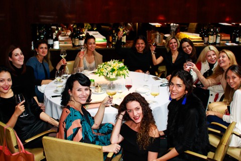 Turma reunida para comemorar os 20 anos da Dona Santa e 40 anos da Vogue Brasil   