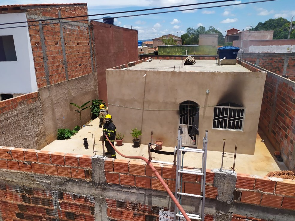 Militares usaram uma escada para entrar na casa — Foto: Corpo de Bombeiros/ Divulgação