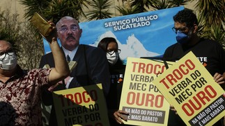 Sindicalistas fazem manifestação em frente ao Senado Federal pela instauração da CPI do MEC — Foto: Cristiano Mariz/Agência O Globo