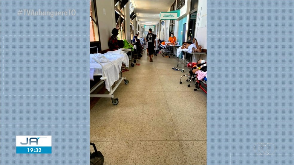 Presos ficaram internados no corredor com os outros pacientes — Foto: Reprodução/TV Anhanguera