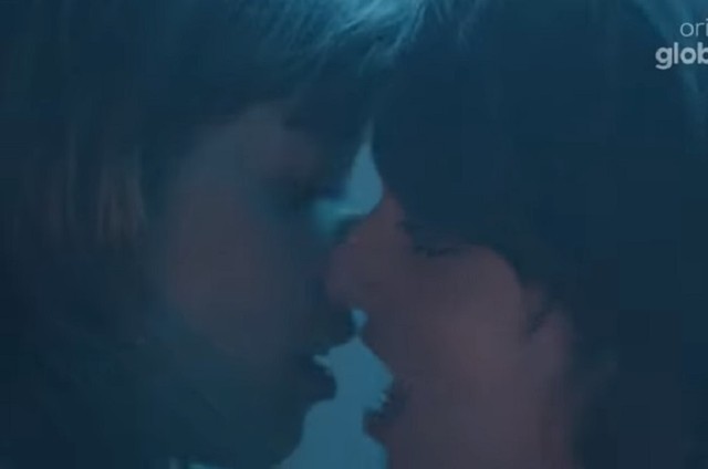 Lica, à direita, beija uma menina na balada (Foto: Reprodução)