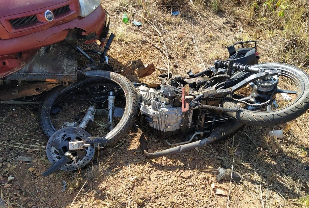 Motociclista morre após bater em dois carros em Santa Maria, no DF — Foto: CBMDF/Divulgação
