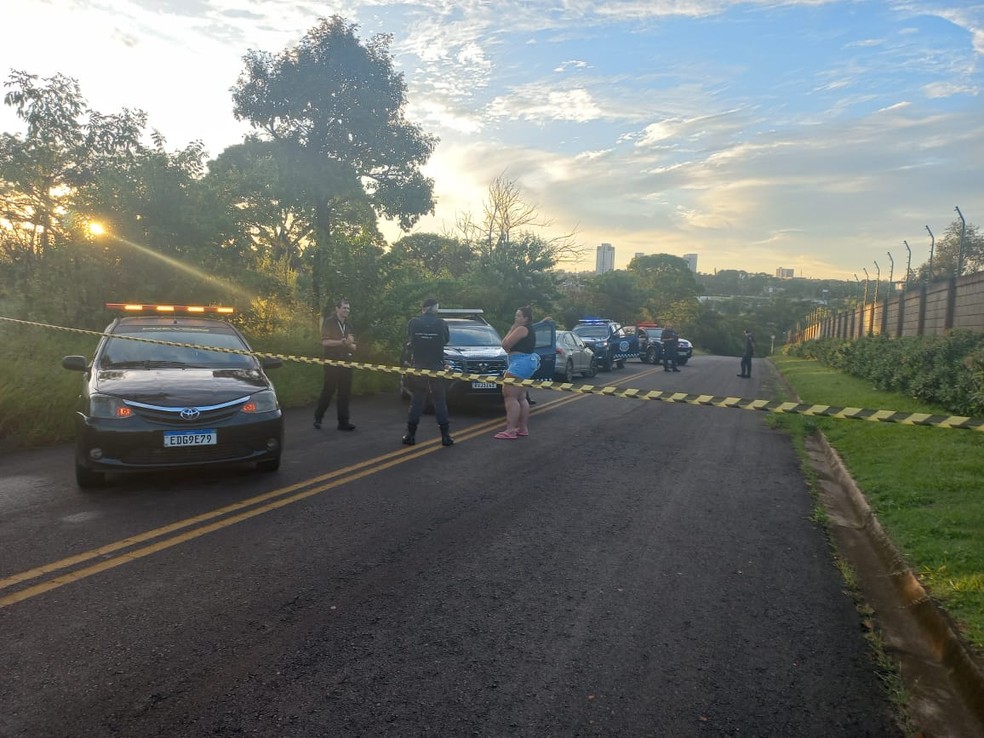 Mulher foi encontrada ferida e nua em área verde de Limeira — Foto: Wagner Morente/GCM