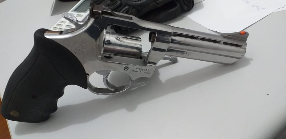Arma usada pelo marido foi apreendida em Poconé — Foto: Polícia Militar de Mato Grosso/CR 2