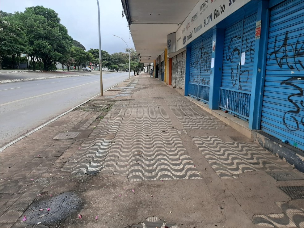 Comércios fechados na avenida W3 Sul, em Brasília, durante pandemia de coronavírus  — Foto: G1/Carolina Cruz 