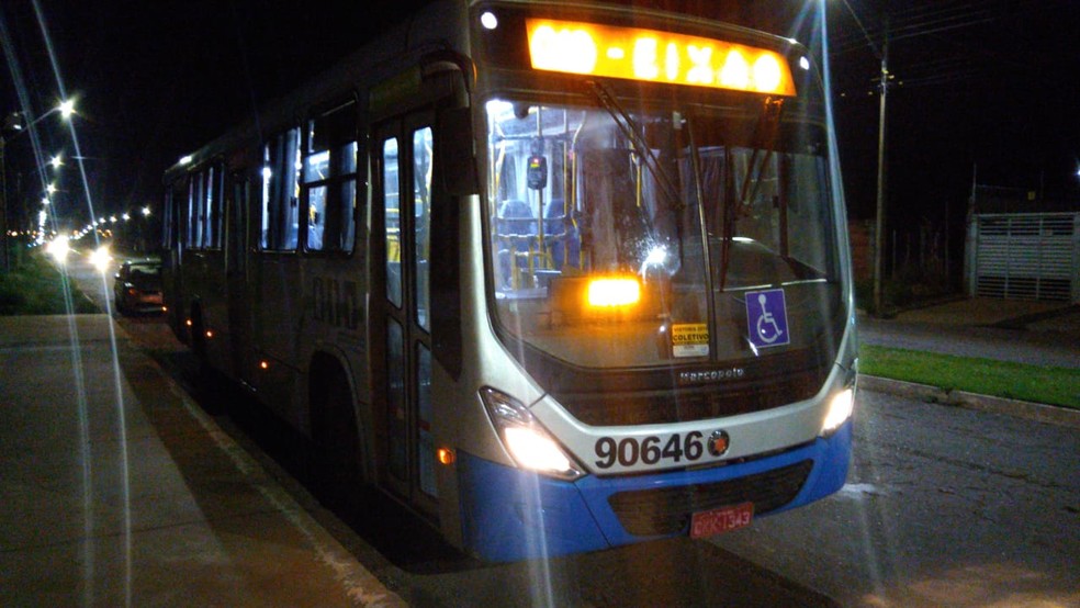 Passageiros de ônibus foram rendidos em Palmas — Foto: Charles Barros/TV Anhanguera