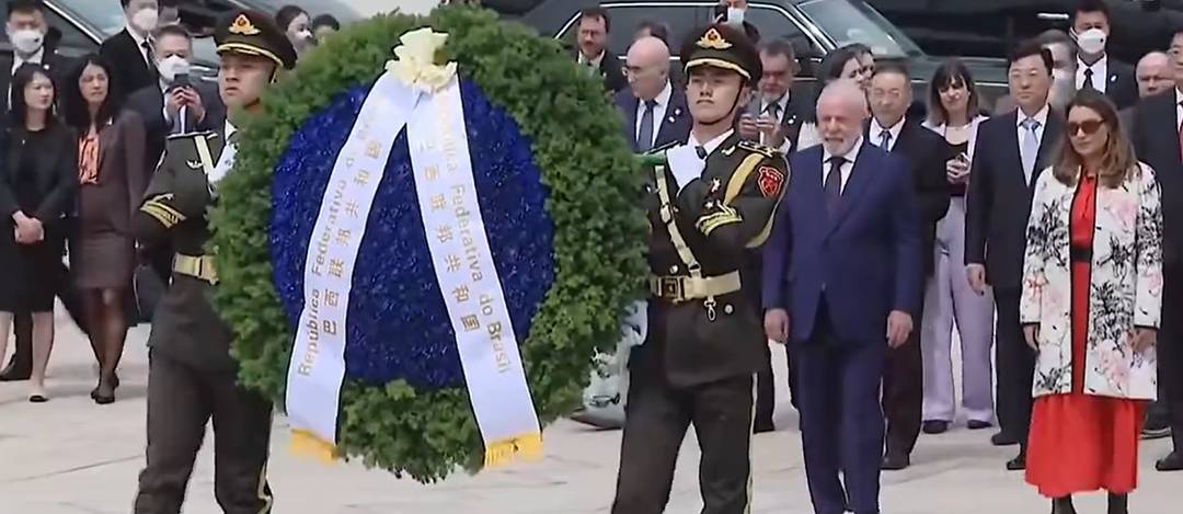 Lula e Janja entregam coroa de flores em homenagem aos Heróis do Povo da China