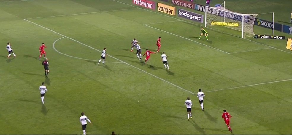 Felipe Ferreira marca de canhota contra o Coritiba — Foto: Reprodução Sportv