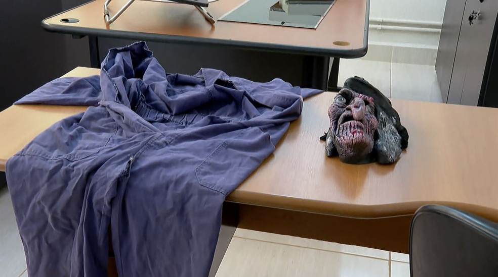 Máscara usada por falso ladrão foi apreendida pela Polícia Civil de São Joaquim da Barra, SP — Foto: Jefferson Severiano Neves/EPTV