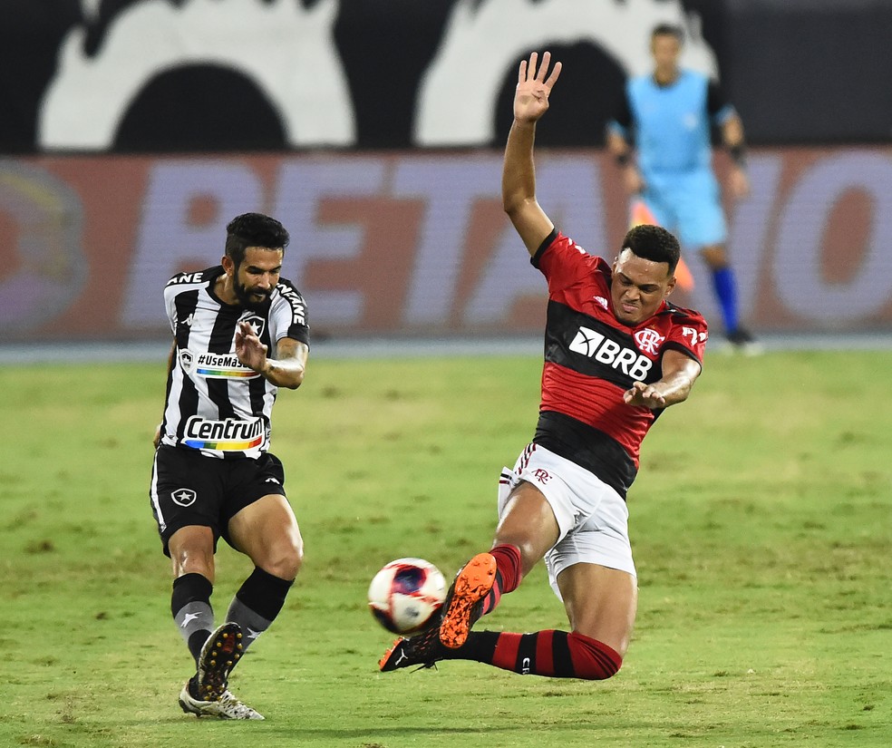 Jonathan e Rodrigo Muniz no clássico. Flamengo vai ter em breve novos anunciantes no uniforme — Foto: André Durão