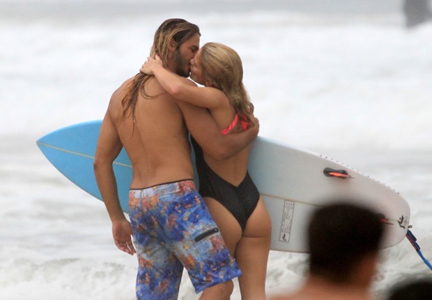 Caio Vaz e Isabella SAntoni trocam beijos na praia de Ipanema (Foto: AgNews)