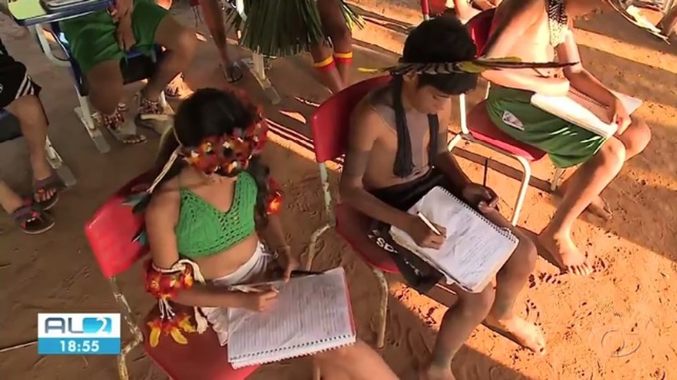 Estudantes de escola índigena em Palmeira dos Índios, AL, estudam em salas improvisadas — Foto: Reprodução/TV Gazeta de Alagoas