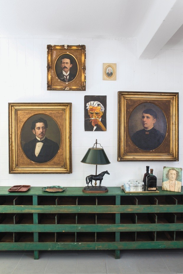 As telas com moldura dourada em exposição na loja Verniz, em São Paulo, foram garimpadas em uma casa no Alto de Pinheiros, em São Paulo, e datam de 1868 (Foto: Flare Fotografia / Editora Globo)