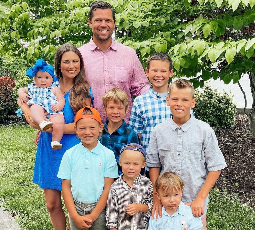 Ariel, o marido e seus sete filhos (Foto: Reprodução/Instagram)