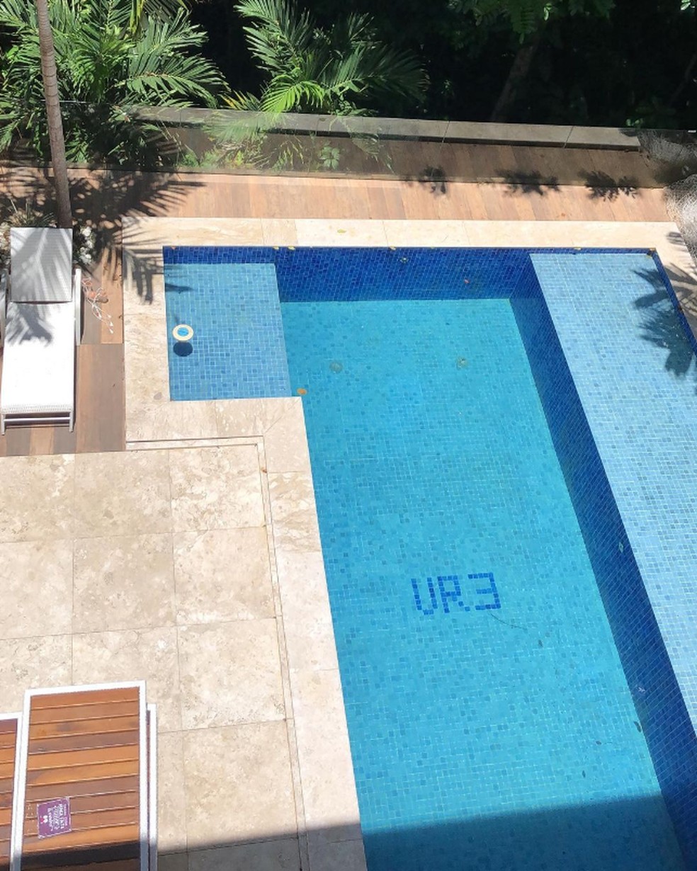 Piscina da mansão de Victor Ramos, em Salvador, com as suas iniciais no fundo — Foto: Reprodução/Redes sociais