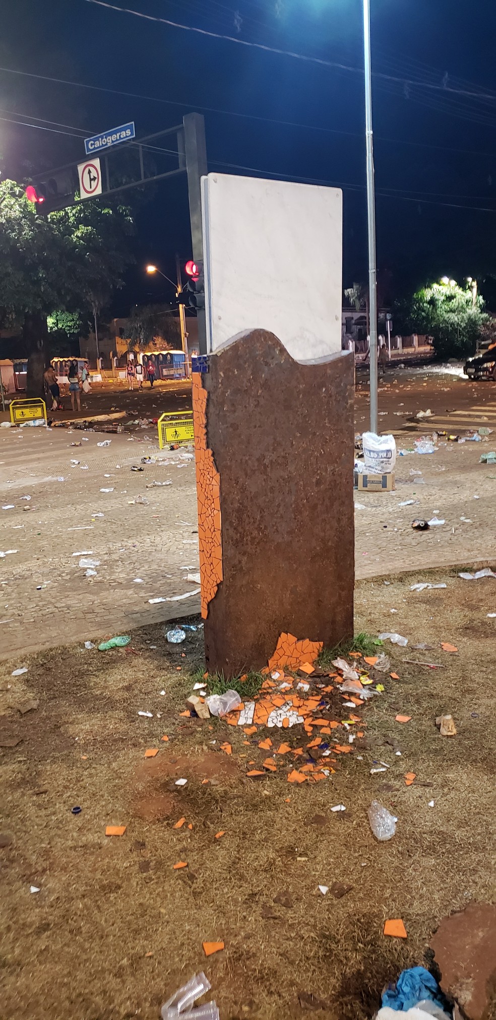 At&eacute; a placa sobre a revitaliza&ccedil;&atilde;o do local foi depredada &mdash; Foto: Thiago Roas/Arquivo Pessoal