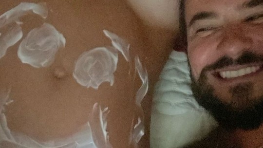 Paulo Vilhena se derrete e posa sorridente com barriga da namorada grávida