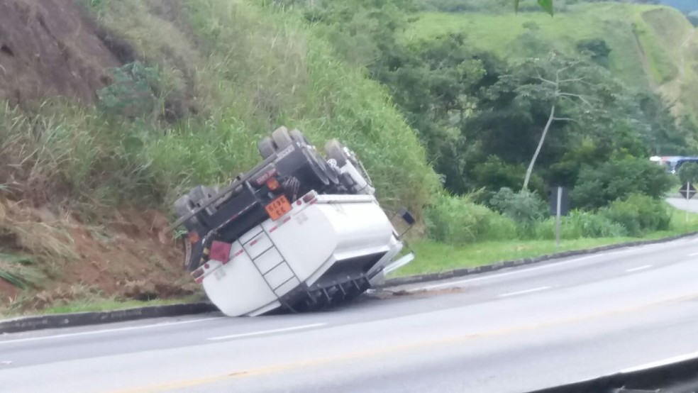 Caminhão-tanque tombou e derramou combustível na BR-393, em Vassouras (Foto: Divulgação/PRF)