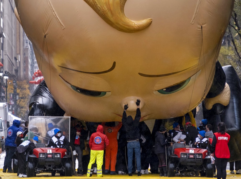 Balão em formato de bebê é ajeitado antes de desfile do Dia de Ação de Graças em Nova York nesta quinta-feira (26) — Foto: Craig Ruttle/AP Photo