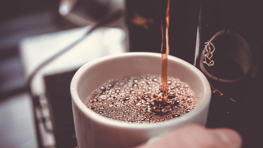 Duas xícaras de café por dia ajudam a prolongar a vida e evitar doenças cardíacas, aponta estudo