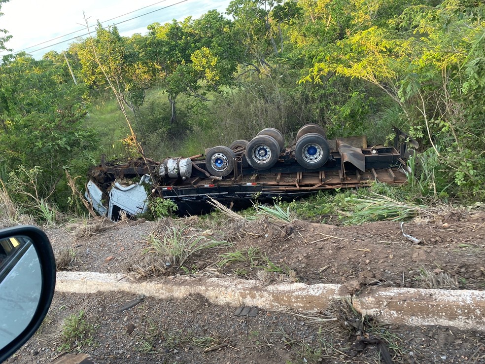 Caminhão envolvido em acidente saiu da pista com o impacto da batida — Foto: Divulgação
