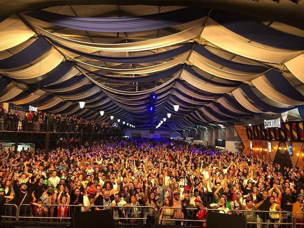  O público lotou a Biertent em show de abertura da 3ª São Paulo Oktoberfest — Foto: Divulgação