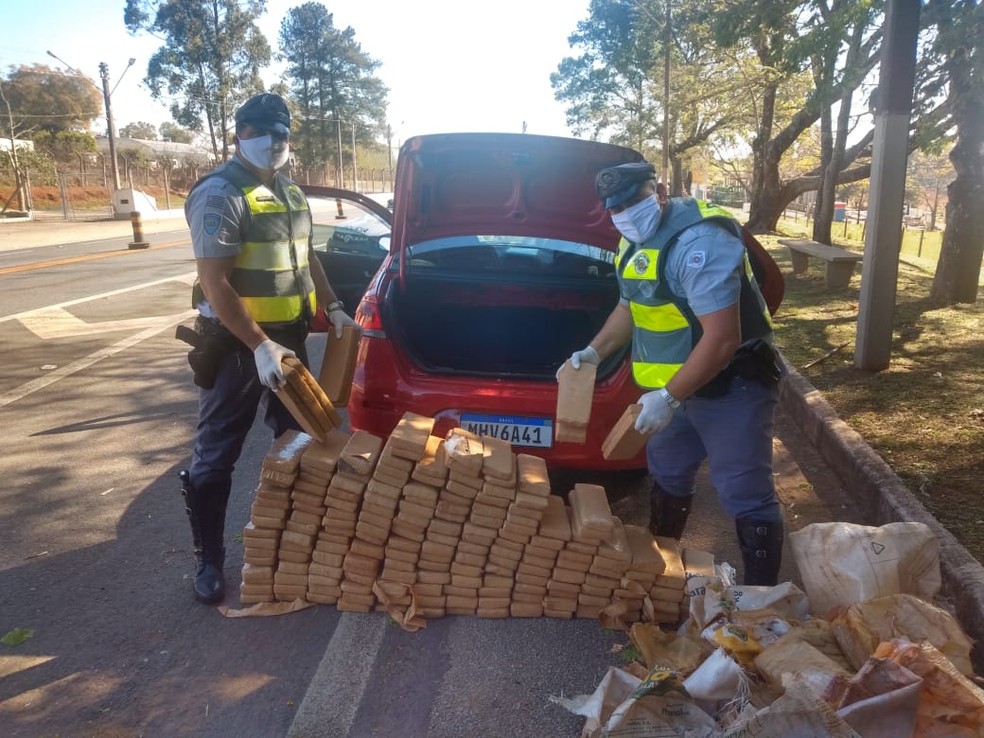 Tabletes de maconha foram encontrados em carro abordado pela pol&iacute;cia em Itarar&eacute; (SP) &mdash; Foto: Pol&iacute;cia Militar Rodovi&aacute;ria/Divulga&ccedil;&atilde;o