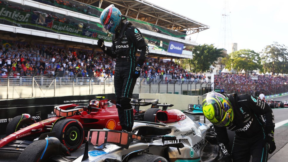 George Russell comemora vitória na corrida classificatória no GP de São Paulo — Foto: Bryn Lennon - Formula 1/Formula 1 via Getty Images