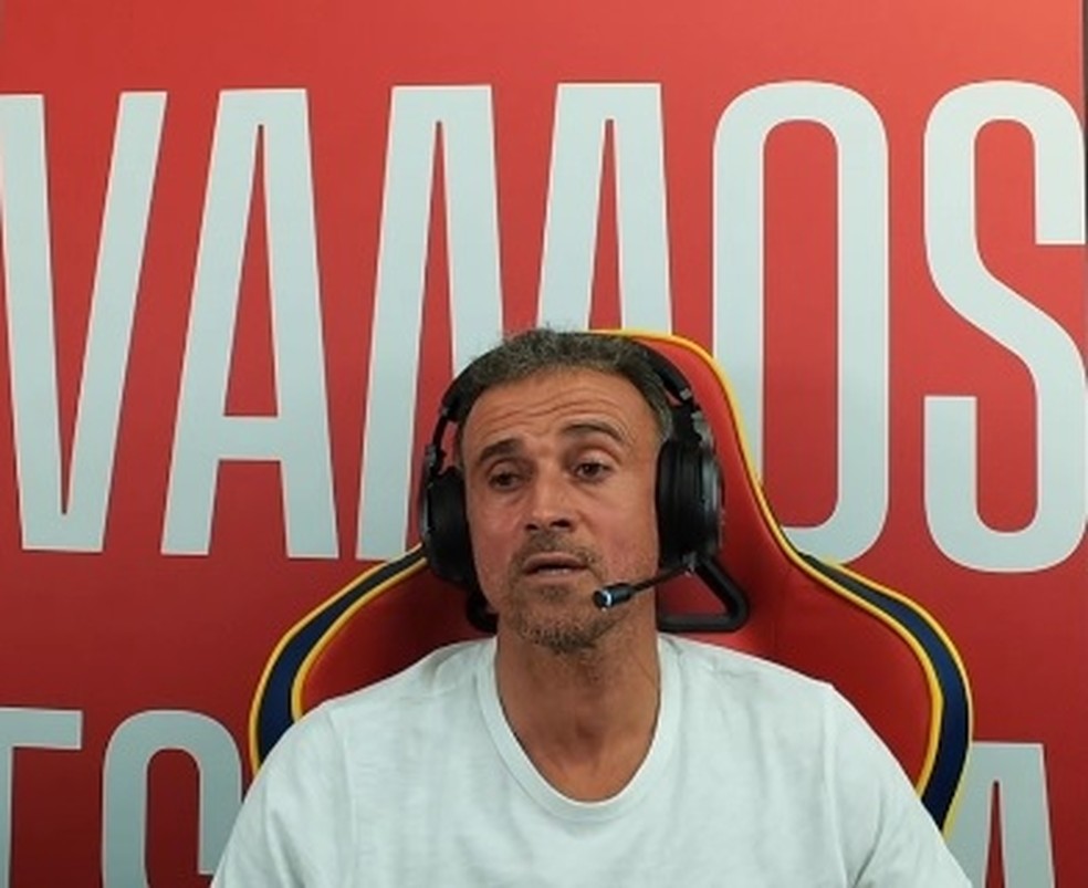 Luís Enrique em transmissão no Catar — Foto: Reprodução