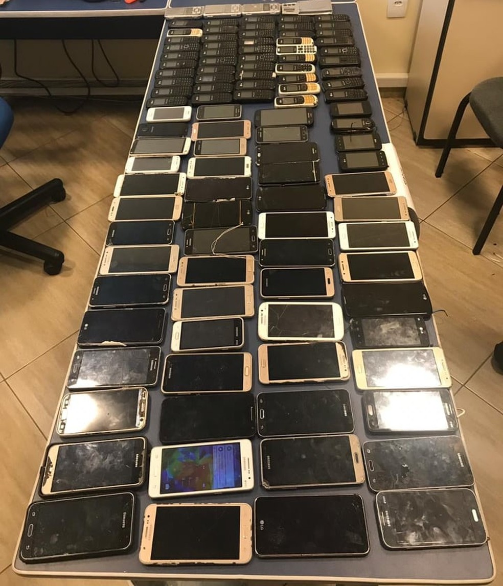 Cerca de 100 celulares foram encontrados dentro do presídio — Foto: Divulgação/Seap