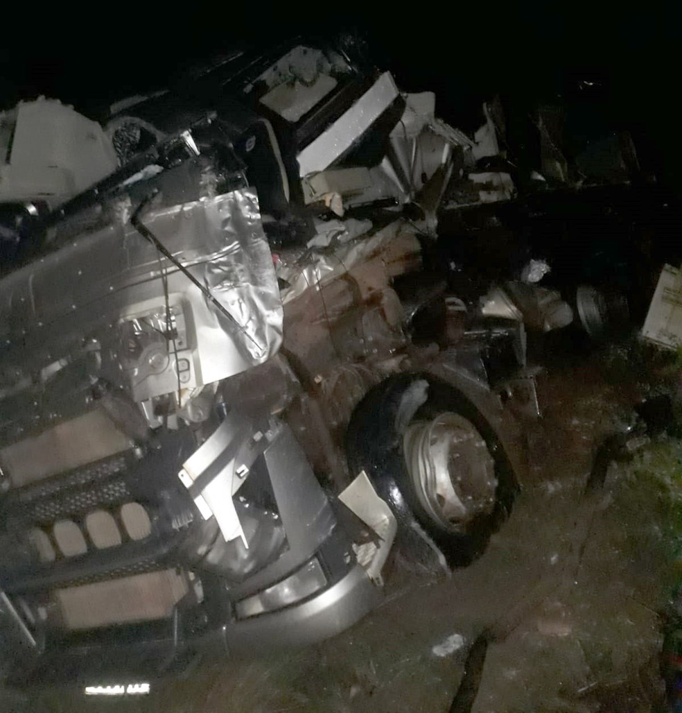 Carreta envolvida em acidente com ônibus em Uruçuí — Foto: Divulgação/Polícia Militar do Piauí