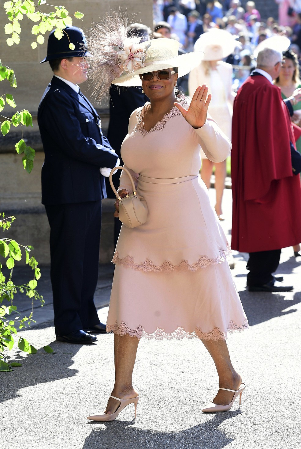 Oprah Winfrey chega Ã  capela de SÃ£o Jorge, no Castelo de Windsor, para o casamento de Harry e Meghan (Foto: Ian West/pool photo via AP)