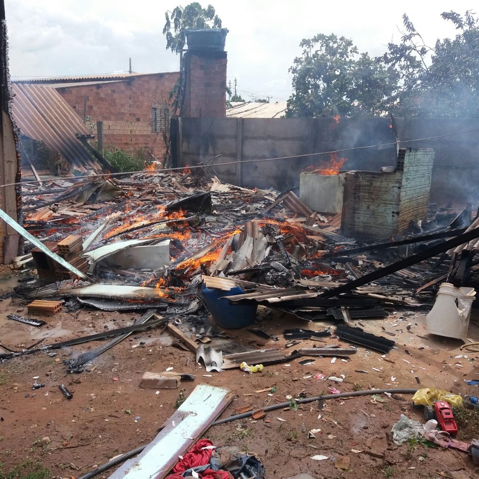 Casa onde irmÃ£os estavam ficou completamente destruÃ­da (Foto: PolÃ­cia Militar/ Distrito de EspigÃ£o do Leste-MT)