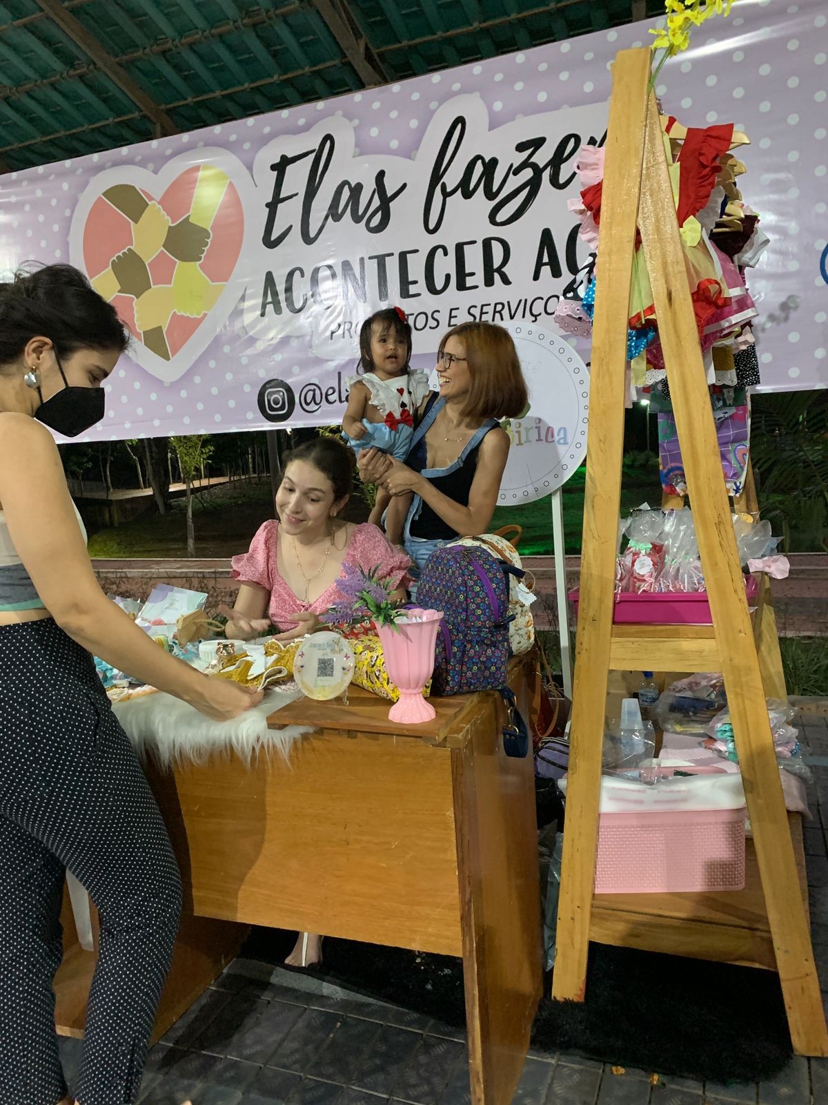 Em alusão ao Dia Nacional do Samba, grupo de mulheres realiza feira com música, feijoada e brechó