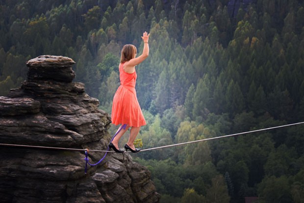 Faith se equilibra sobre a estreita faixa usando saltos de 15 cm na República Tcheca (Foto: Divulgação / Theslacklinegirl.com)