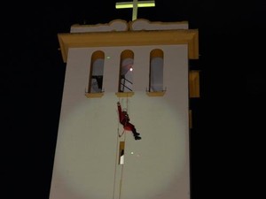 Papai Noel fez rapel da torre de igreja (Foto: Divulgação/Edmundo Junior) Papai Noel fez rapel da torre de igreja (Foto: Divulgação/Edmundo Junior)