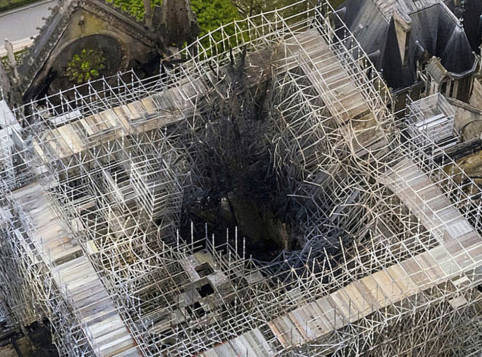 Pináculo da Catedral Notre-Dame ruiu com o incêndio; Área estava em reforma — Foto: Gigarama.ru via AP