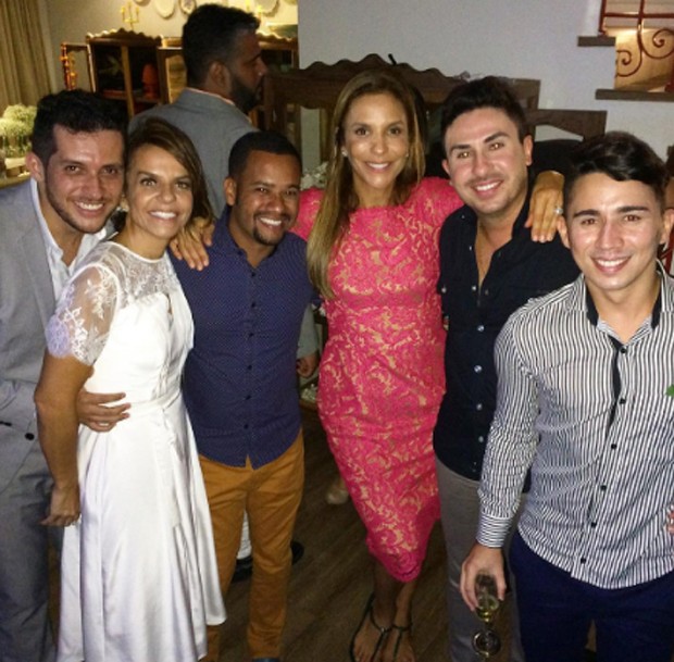 Ivete Sangalo posa com os noivos e amigos (Foto: Reprodução/Instagram)