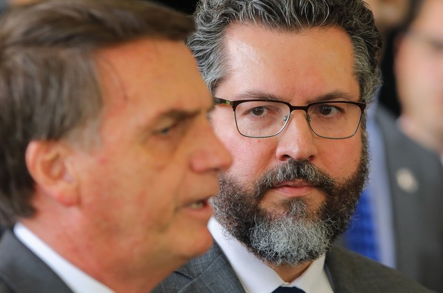 Após ataques, Senado declara guerra a Ernesto Araújo, xingado de vagabundo