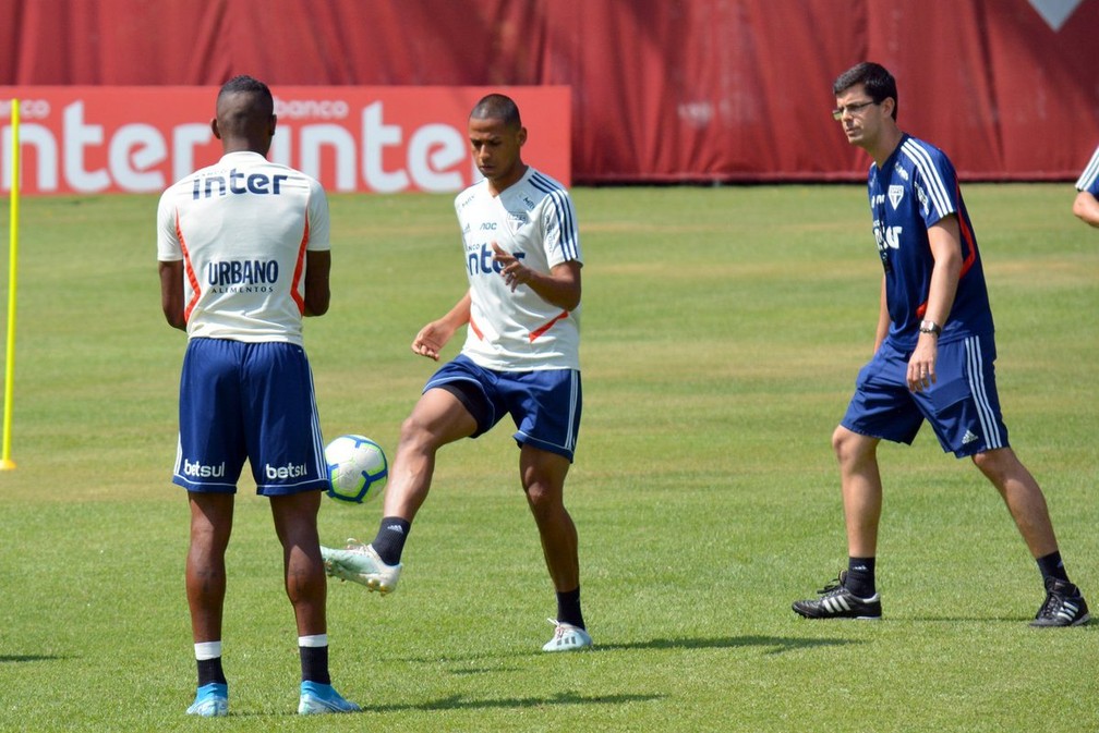 Preparador físico Pedro Campos (direita) acompanha treino de Bruno Alves no São Paulo — Foto: Divulgação / São Paulo FC