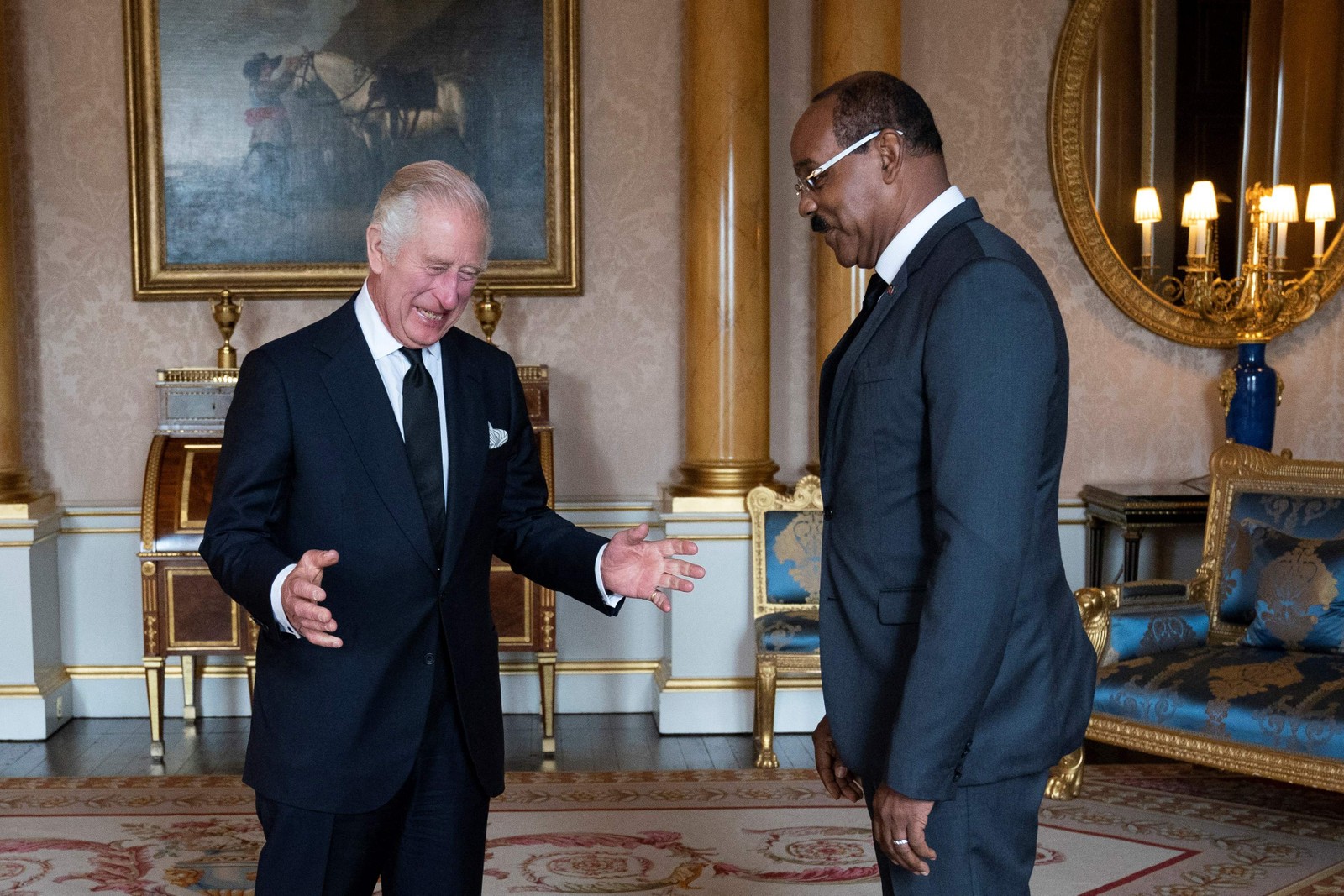 Gaston Browne, primeiro-ministro de Antígua e Barbuda, é recebido pelo rei Charles III, no palácio de Buckingham — Foto: Kirsty O'Connor/AFP