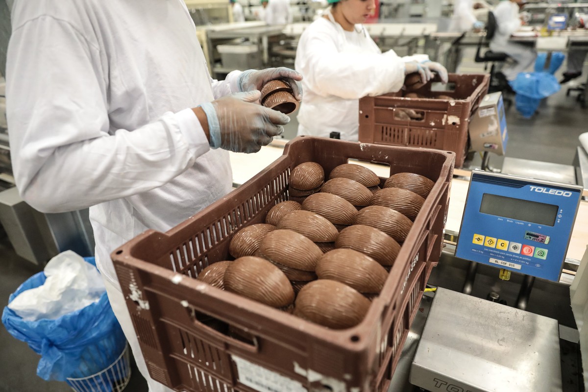 A produção de ovos de Páscoa em fábrica da Kopenhagen; FOTOS Economia