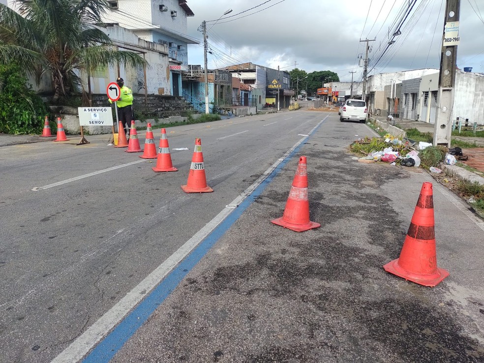 Interdição na Rua Mário Negócio, em Natal — Foto: Lucas Cortez/Inter TV Cabugi