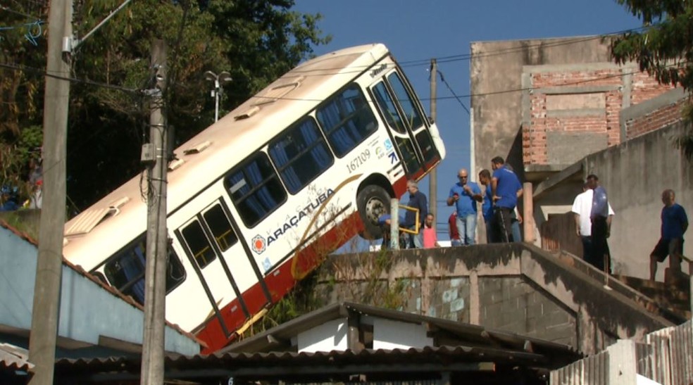 Ãnibus caiu sobre casa na madrugada desta segunda em SÃ£o Carlos (Foto: ReproduÃ§Ã£o/EPTV)