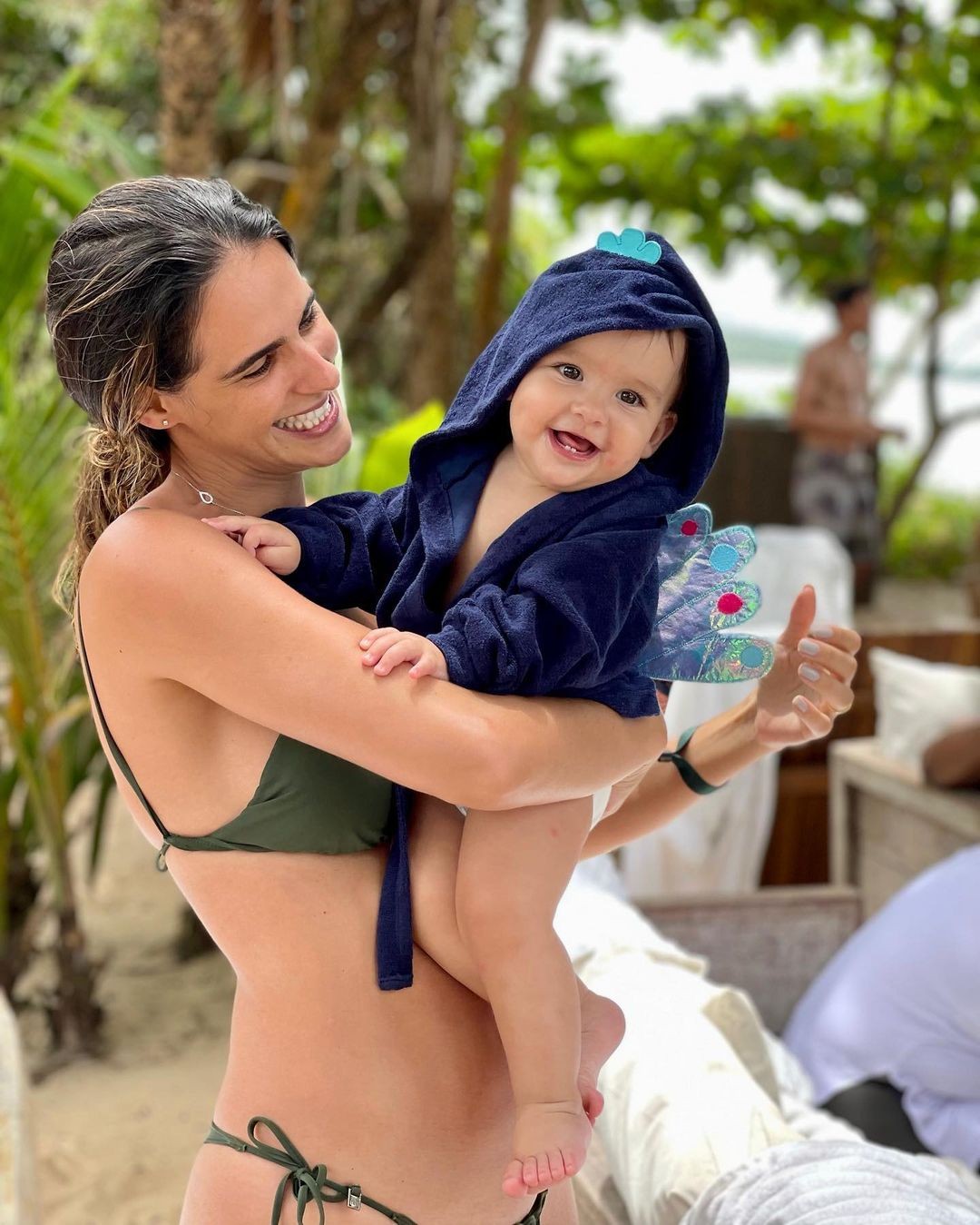 Marcella Fogaça aproveitou dia de sol na piscina com as filhas (Foto: Reprodução/Instagram)