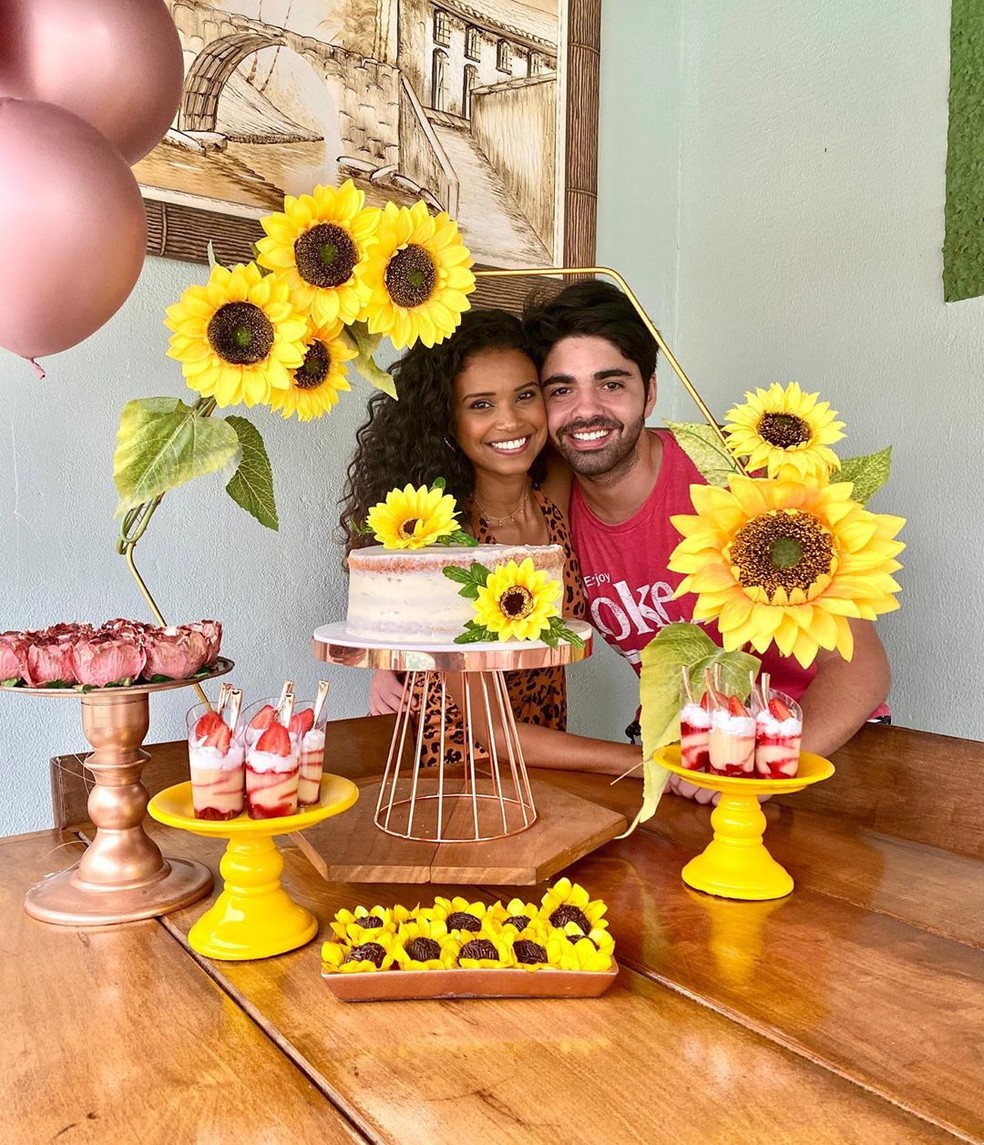 Aline Dias Comemora Aniversario Em Casa Com Festa Tematica De Girassol Famosos Gshow Cartões de girassol festas de aniversário de girassol arte girassol festa de girassol convite de aniversario digital modelo de convite aniversario convites do festa girassol: aline dias comemora aniversario em casa