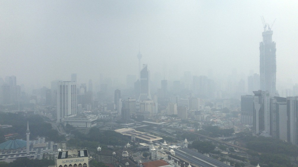 Kuala Lumpur, na Malásia, fica envolta em fumaça de queimadas  — Foto: Associated Press
